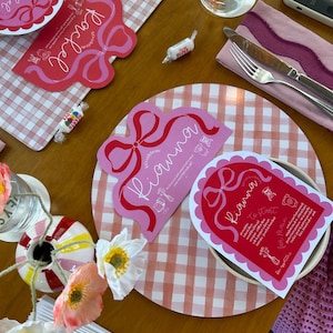 Tarjetas de mesa con lazo rojo y rosa y plantilla editable de menú personalizado