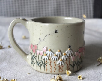 Handgemachte Keramikblumen-Tasse: 3D-Blumendesign