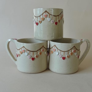 Tazza in ceramica fatta a mano con cuori in rilievo: tazza da caffè in ceramica
