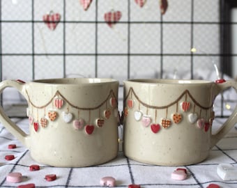 Handgemachte Keramiktasse mit geprägten Herzen: Keramik-Kaffeetasse