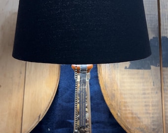 Wykonana na zamówienie lampa Bourbon Willett Pot Still z błyszczącymi kamyczkami. Klosz i podstawa nie są dołączone.