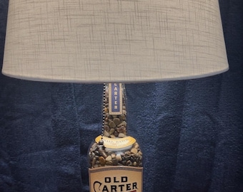 Lampa z butelki Bourbon Old Carter z błyszczącymi kamyczkami. Klosz i podstawa nie są dołączone.