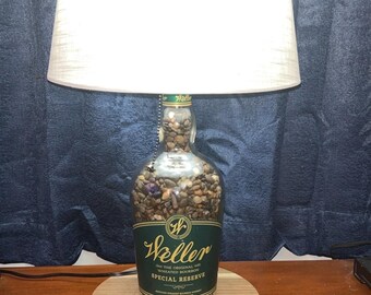 Wykonana na zamówienie lampa Bourbon Weller Special Reserve o pojemności 1,75 litra z kamyczkami. Klosz i podstawa nie są dołączone.