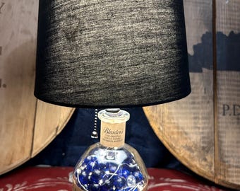 Op maat gemaakte Bourbon Blanton-fleslamp met blauwe knikkers en lampjes. Kap niet inbegrepen.