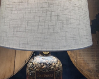 Wykonana na zamówienie lampa Bourbon Four Roses Small Batch z błyszczącymi kamyczkami. Klosz i podstawa nie są dołączone.