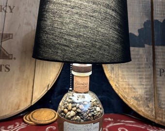 Lampa Bourbon Blantons Straight from the Barrel wykonana na zamówienie, z kamyczkami. Klosz nie jest dołączony.