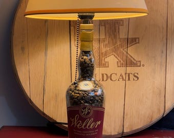 Wykonana na zamówienie lampa butelkowa Bourbon Weller Antique 107 z kamyczkami. Klosz i podstawa nie są dołączone.