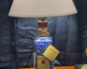 Wykonana na zamówienie lampa Bourbon Four Roses Single Barrel z konfetti. Klosz i podstawa nie są dołączone.