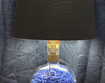 Kundenspezifische Woodford Reserve 1.75 Flaschenlampe mit blauen Konfetti. Schirm nicht inbegriffen.