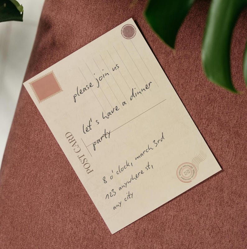 Puede incluir: Una invitaci&oacute;n en una postal vintage con el texto "please join us let's have a dinner party 8 o'clock, march 3rd 123 anywhere st, any city".