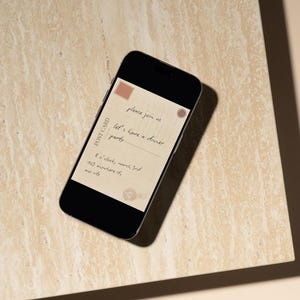 Puede incluir: Un tel&eacute;fono inteligente que muestra una invitaci&oacute;n digital sobre un fondo de postal vintage. La invitaci&oacute;n dice "Por favor, &uacute;nase a nosotros, vamos a tener una cena, 8 en punto, 3 de marzo, 123 Anywhere St, Any City".