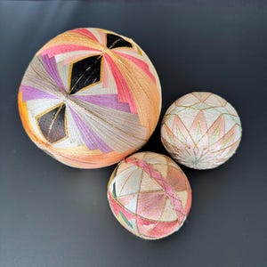 Set von 3 Vintage japanischen Temari Bällen - Gedeckte Farben, zarte Stickerei, Volkskunst
