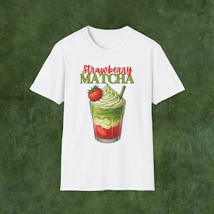 Camiseta de matcha con fresa para amantes del matcha: camiseta estética de café, top gráfico de matcha, un bonito regalo gastronómico para los amantes del té.