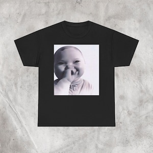 Niche Baby Brainrot Meme Tee, wirusowe dziecko Meme, wirusowe Ai Smiling Baby Meme, Niche Baby Genz Brainrot Humor Tee, wirusowe Ai Internet Brainrot Tee
