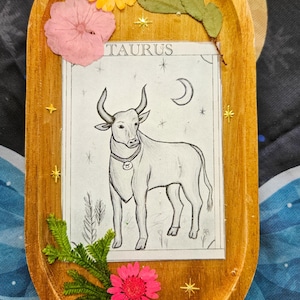 Vide-poches Taurus Zodiac avec fleurs séchées pressées, étoiles célestes.  Carte de tarot, décoration d'autel, cadeau de moins de 20 ans. Taureau dessiné à la main