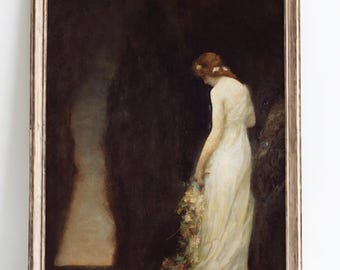 Puede incluir: Una pintura enmarcada de una mujer con un vestido blanco de pie en un bosque oscuro. Ella sostiene un ramo de flores y las mira.