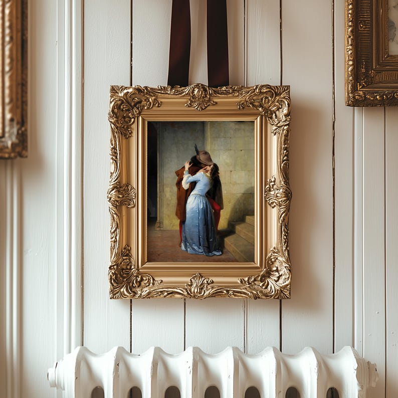 Pu&ograve; includere: Dipinto con cornice dorata ornata raffigurante una scena romantica di una coppia che si abbraccia. Il dipinto &egrave; appeso a una parete a pannelli bianchi con un radiatore bianco sottostante. La cornice ha dettagli intricati ed &egrave; sospesa da un nastro marrone.