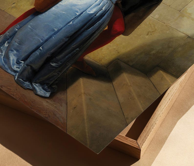 Pu&ograve; includere: Una stampa incorniciata di un dipinto raffigurante una figura drappeggiata in tessuto blu, con un accento rosso. L'opera d'arte &egrave; ambientata su uno sfondo di pavimento a motivi e una cornice di legno.