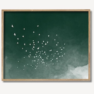 Könnte beinhalten: Ein gerahmter Druck eines Aquarells, das eine Schar weißer Vögel zeigt, die in einem tiefgrünen Himmel fliegen. Der Himmel ist ein Farbverlauf von Grün, der oben im Bild zu einem helleren Grünton verblasst.
