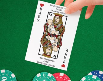 Puede incluir: Una carta de juego con una reina sosteniendo dos bebés, con el texto "YOU'RE GOING TO BE GREAT GRANDPARENTS!". La carta tiene un símbolo de corazón y la palabra "BABY" en los lados. La carta es sostenida por una mano, con fichas de póquer en el fondo.