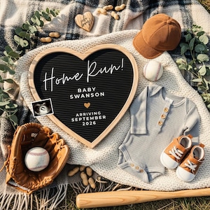 Puede incluir: Anuncio de nacimiento con temática de béisbol. Un tablero de letras en forma de corazón dice "Home Run!" y "Baby Swanson arriving September 2026." La imagen incluye una pelota de béisbol, un guante, un bate, una gorra, ropa y zapatos de bebé.