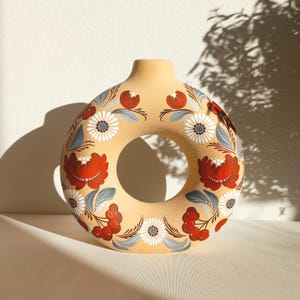 Malowany ręcznie ceramiczny wazon, kwiatowy element centralny stołu jadalnego, ceramiczny wazon do wystroju domu, prezent na dzień matki, wiosenny kwiatowy rustykalny wazon