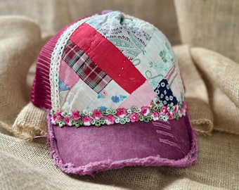 Rode geruite upcycled quilt trucker hoed, vintage patchwork hoed, boho cottagecore pet, boerenmeisje hoed, western festivalhoed, uniek handgemaakt cadeau