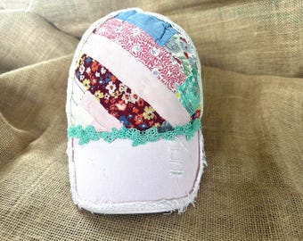 Roze bloemen geüpcycled quilt trucker hoed, vintage patchwork hoed, boho cottagecore pet, boerenmeisje hoed, uniek handgemaakt cadeau