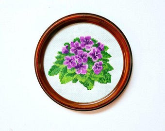 Bordado vintage de violetas enmarcado en teca / década de 1970