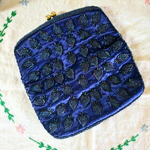 Impresionante bolso de mano con cuentas azul real de mediados de siglo / década de 1950