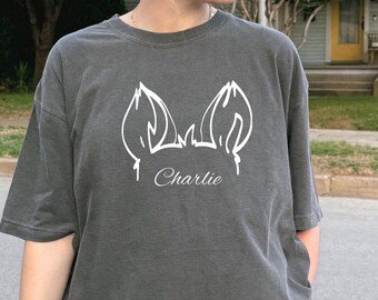Camiseta personalizada con orejas de perro: Camiseta Comfort Colors con nombre y colores personalizados para mascotas.
