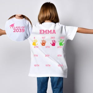 Camiseta personalizada con huella de mano de la promoción de 2039: Camiseta de recuerdo "Crece conmigo"
