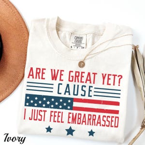Chemise Comfort Colors® Are We Great Yet, T-shirt anti-patriotique du 4 juillet, Chemise drapeau américain amusante, T-shirt à graphismes politiques, T-shirt satire des États-Unis
