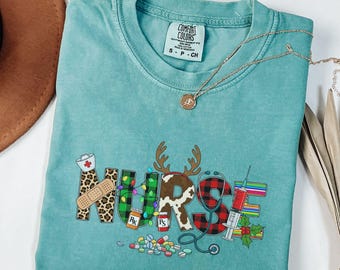 クリスマスナースコンフォートカラーTシャツ、ホリデーメディカルTシャツ