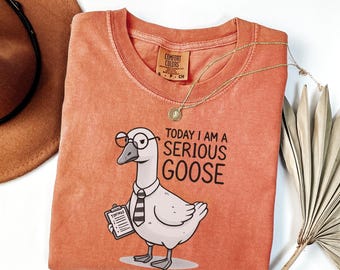 Camiseta Serious Goose Comfort Colors: divertida camiseta con estampado de animales