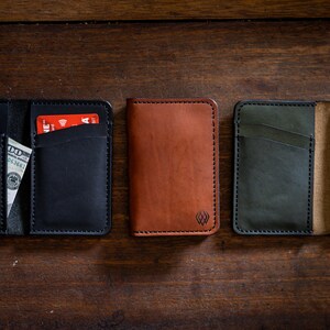 Cartera negra hecha a mano Cartera cosida a mano Cartera para hombre Cartera de regalo para marido Cartera cosida a mano Cartera resistente Regalo vintage Clásico