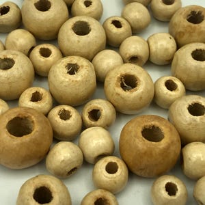60 cuentas beige de segunda mano, redondas, con acabado de madera, de 11 mm, 10 mm y 7 mm de diámetro. Artesanía y joyería sostenibles