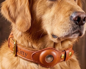 Puede incluir: Un collar de perro de cuero marrón con herrajes dorados y el nombre "Kitty" grabado en el collar. El collar tiene un soporte circular para un AirTag de Apple. El perro es un golden retriever.