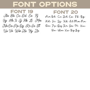 Peut inclure: Un affichage num&eacute;rique intitul&eacute; FONT OPTIONS pr&eacute;sentant deux alphabets cursifs noirs distincts &eacute;tiquet&eacute;s FONT 19 et FONT 20. Chaque ensemble comprend des lettres majuscules et minuscules de A &agrave; Z, pr&eacute;sent&eacute;es sur un fond blanc clair et lisible.