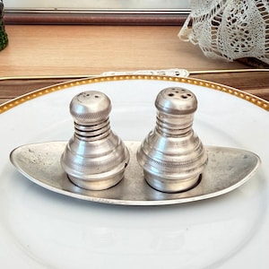 Antikes Silber Salz- und Pfefferstreuer-Set mit Tablett