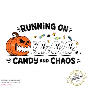 Pode incluir: Uma ilustração gráfica com uma abóbora laranja de boca serrilhada, três fantasmas brancos e doces coloridos. O texto diz RUNNING ON CANDY AND CHAOS em letras pretas em negrito. Um selo dourado de qualidade premium está no canto da imagem.