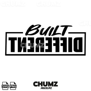 Op de afbeelding: Zwart-wit grafisch ontwerp met de tekst "BUILT DIFFERENT" in een vet, handschriftlijk lettertype. De tekst is ingesloten in een zwarte rechthoek.