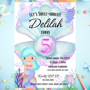 Puede incluir: Una invitación de cumpleaños con temática de sirena para una niña que cumple cinco años. La invitación presenta una ilustración de acuarela de una sirena en una concha con el texto "Let's Shell-abrate! Delilah Turns 5" y detalles de la fiesta, incluyendo la fecha, la hora y el lugar.