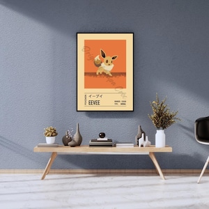 Puede incluir: Un póster de estilo vintage con Eevee, un Pokémon marrón y beige con una cola tupida. El póster tiene un fondo naranja claro con el texto "Eevee" y "イーブイ" en japonés. El póster también incluye el número y el tipo del Pokémon.