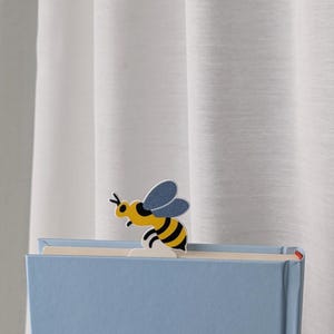 Bee bookmark, Fun book pin, Nature inspired reading accessory, Honeybee gift, Bookish gift for readers, Flat bookmark, Gift for classmate