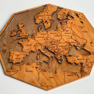 Art mural carte de l'Europe en bois - hexagone, gravé au laser, résine époxy, cadeau de voyage, décoration d'intérieur rustique