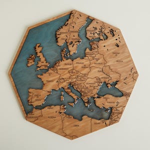 Art mural carte de l'Europe en bois - hexagone, gravé au laser, résine époxy, cadeau de voyage, décoration d'intérieur rustique