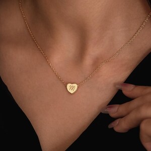 Collar con inicial grabada en forma de corazón, collar de corazón pequeño, collar con letra personalizada, regalo personalizado, collar con inicial para niños, regalo para mamá