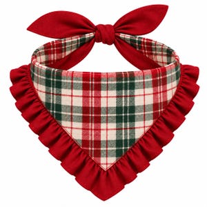Pode incluir: Uma bandana triangular para animais de estimação com um padrão xadrez em vermelho, verde escuro e branco. O acessório é contornado por um folho de tecido vermelho sólido e inclui um laço de tecido vermelho a condizer no topo, para atar ao pescoço.
