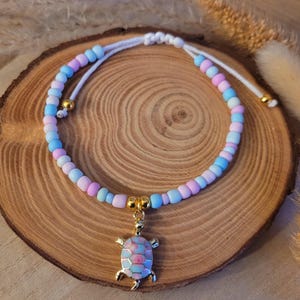 Fint pärlarmband med sköldpaddsberlock | Pastellfärger | Justerbar med makraméknäppning | Boho-stil | Sommarsmycken